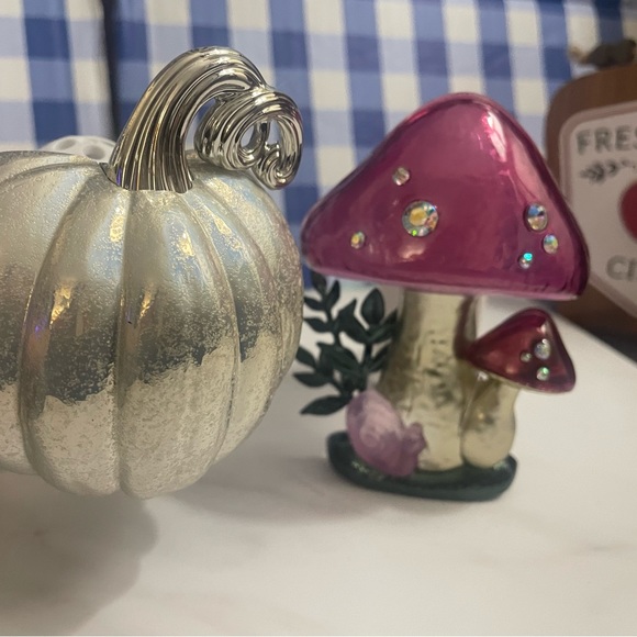 Bath and Bodyworks white pumpkin nightlight & mushroom and snail plug in NWT - Picture 6 of 6